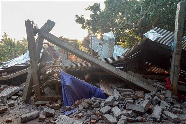 Hình ảnh đổ nát sau trận động đất làm 82 người chết tại Indonesia