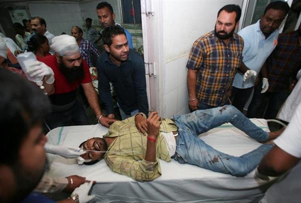 Kinh hoàng thi thể nằm la liệt khi tàu hỏa lao vào đám đông ở Ấn Độ