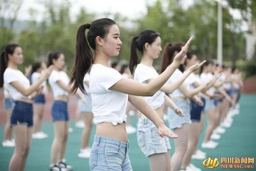 Choáng! Nữ sinh Trung Quốc luyện võ trong bộ đồ sexy