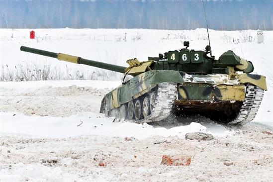 Mục kích xe tăng T-80U tập trận bảo vệ Moscow