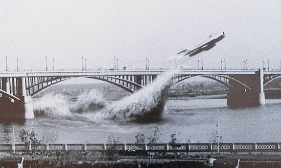 Cú bay xuyên gầm cầu của tiêm kích MiG-17 Liên Xô năm 1965