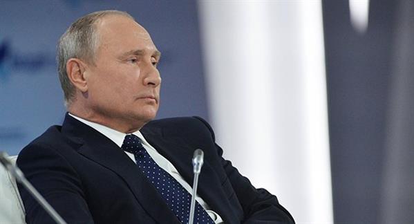 Putin kể chuyện các vệ sỹ ăn phô mai và “thử” rượu vang biếu Tổng thống