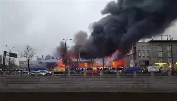 Clip: 800 người hoảng loạn sơ tán khỏi biển lửa đang nhấn chìm trung tâm mua sắm Lenta