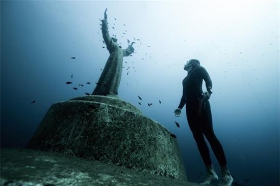Kỳ bí những bức tượng lạ dưới lòng đại dương