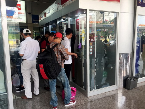 ATM ở sân bay tê liệt, hành khách vật vã vì trễ chuyến bay ngày cận Tết
