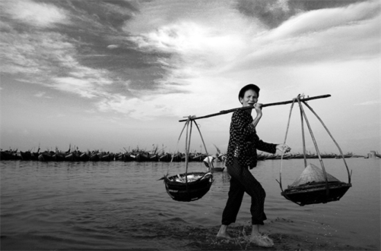 Hình ảnh tuyệt đẹp về phụ nữ Việt và đôi quang gánh