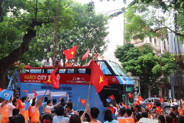 Cúp Ngoại hạng Anh và Cúp Liên đoàn Anh diễu hành qua nhiều tuyến phố Hà Nội