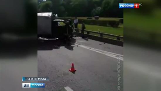 Moskva: Xe tải bị lật tại km 14 MKAD, giao thông ùn tắc từ chợ Sadovod