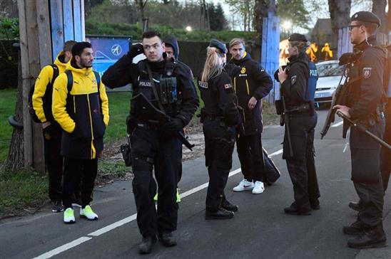 Ba quả bom phát nổ, cầu thủ Dortmund đi cấp cứu