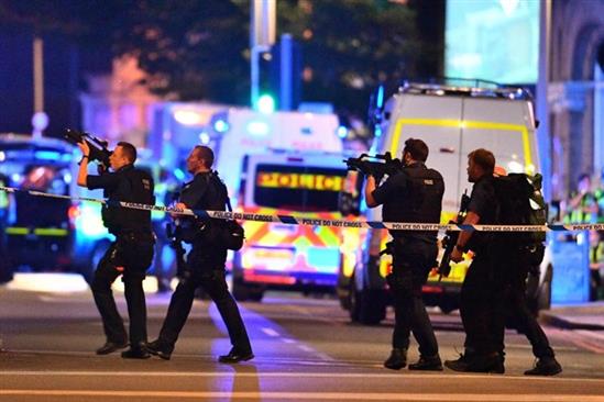 Khoảnh khắc cảnh sát tiêu diệt kẻ tấn công khủng bố London