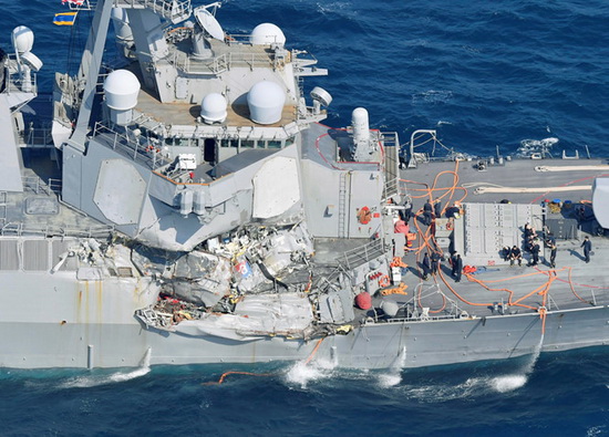 Vụ đâm khu trục hạm Mỹ: hạm trưởng bị thương, 7 thủy thủ mất tích