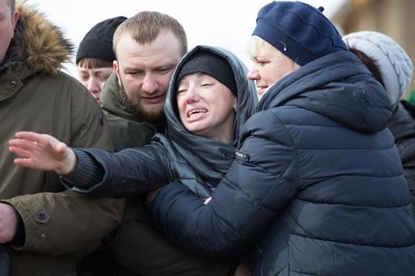 Ảnh: Người dân Nga quặn lòng đưa tang các nạn nhân hỏa hoạn ở Siberia