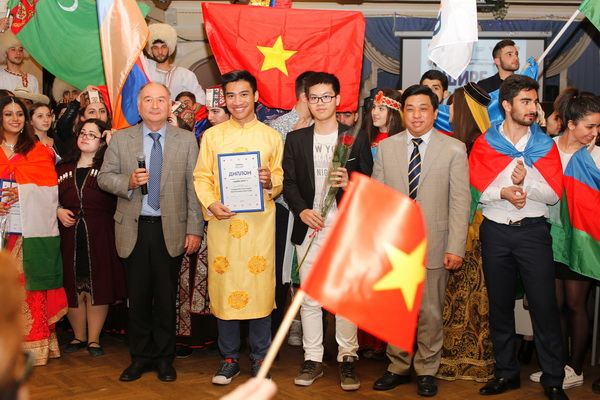 Sinh viên Việt Nam và sinh viên nước ngoài tại Moskva giao lưu văn hóa, nghệ thuật dân tộc