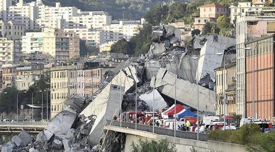 Hình ảnh như “ngày tận thế” sau vụ sập cầu ở Italy, 35 người chết