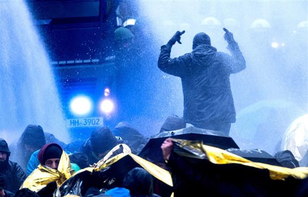 Cảnh sát đụng độ người biểu tình chống phát xít mới ở Đức