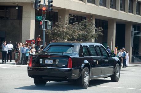 Dàn ôtô khủng hộ tống Tổng thống Trump sắp đến VN