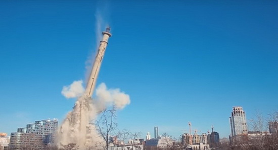 Tháp truyền hình xây dựng dở đã bị phá hủy ở Ekaterinburg (Video)
