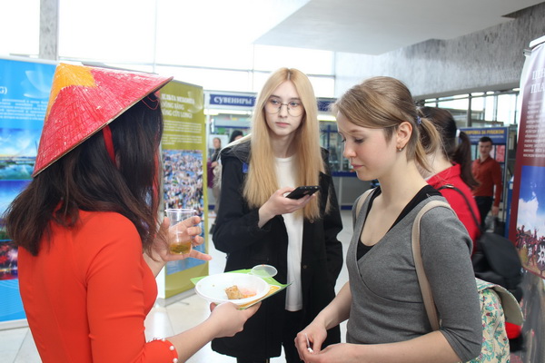 Sinh viên quốc tế thích thú với NEM tại Những ngày văn hóa Việt Nam ở trường RUDN