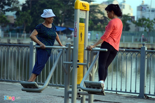 Dân Sài Gòn hào hứng với máy tập thể dục miễn phí