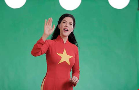 Hàng ngàn người Việt hát phản ứng bá quyền Trung Quốc