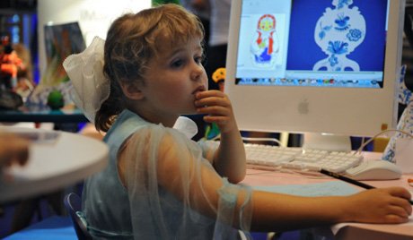 Nhà khoa học Nga thiết kế vòng đeo tay để giúp trẻ em khỏi nghiện trò chơi điện tử