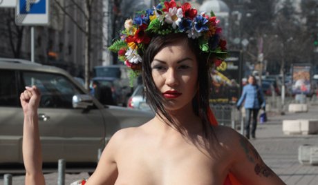Các nhà hoạt động FEMEN cởi quần áo tại điểm bỏ phiếu ở Moskva