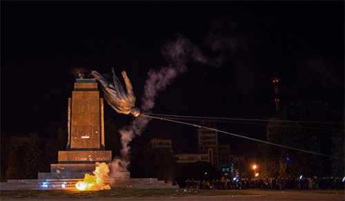 Người dân thành phố Kharkov mang hoa đến bệ tượng đài Lenin bị phá hủy