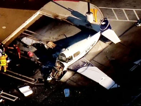 Máy bay rơi trúng trung tâm mua sắm, một người chết