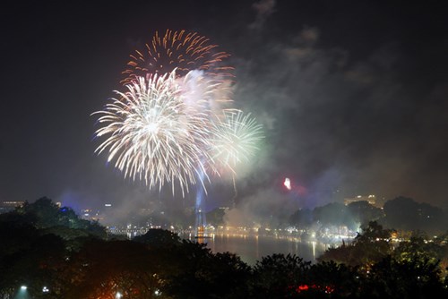 Màn pháo hoa mãn nhãn đón năm mới Bính Thân trên bầu trời Hà Nội
