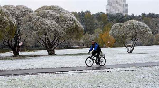 Tuyết đầu mùa phủ trắng thủ đô Nga