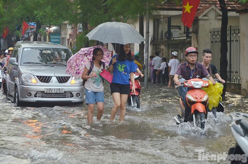Người Hà Nội lại nối đuôi nhau đi trên 'sông' sau mưa lớn