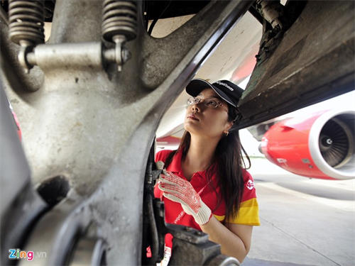 Nữ kỹ sư duy nhất sửa chữa máy bay ở Đà Nẵng