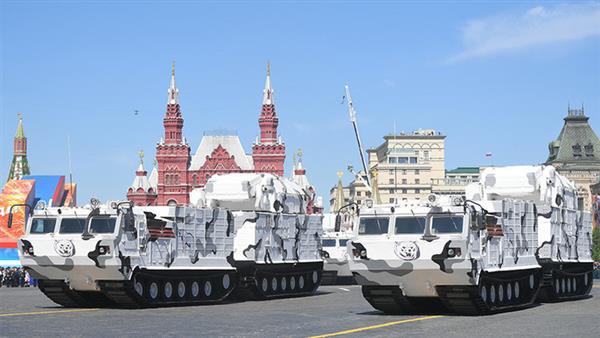 Nga mang robot và tên lửa siêu âm đến lễ diễu binh