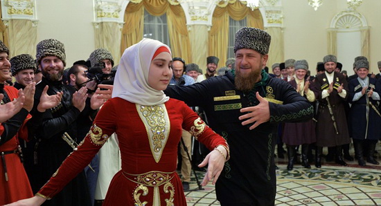 Ramzan Kadyrov cầm gươm, giáo và đội mũ chiến trong buổi tiệc chiêu đãi phụ nữ