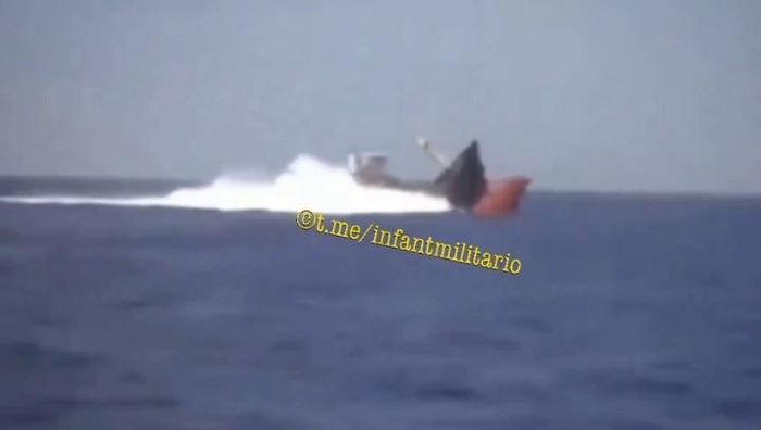 Video khoảnh khắc tàu Anh bị đánh chìm ở vịnh Aden