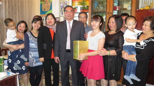 Đoàn đại biểu Đảng CSVN và thường trực ban bí thư Lê Hồng Anh với cộng đồng Việt Nam tại Azerbaijan