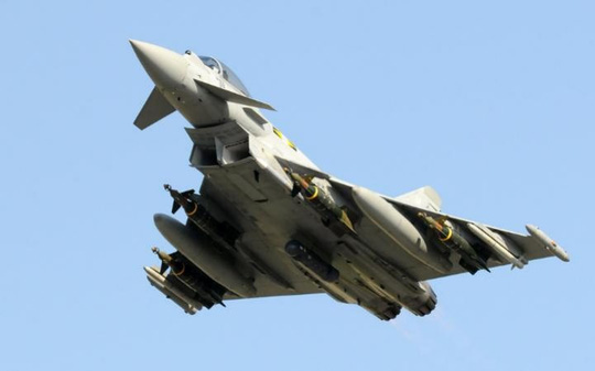 Anh: Chiến đấu cơ Typhoon xuất kích đuổi theo máy bay lạ