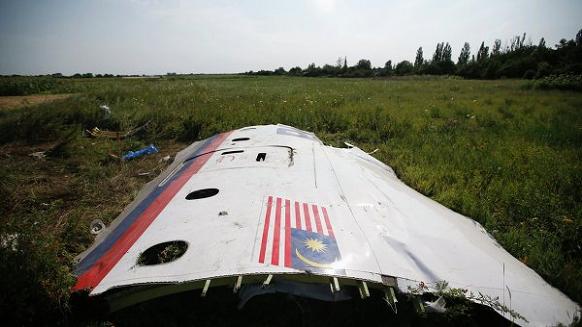 Chuyên gia quốc tế suýt dính đạn cối tại hiện trường vụ MH17