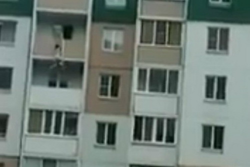 Nga: Cô gái khoả thân rơi từ lầu 5 xuống bụi cây