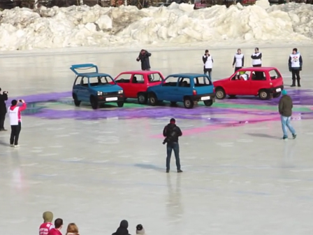 Xem trò chơi bắn bi trên băng bằng ôtô ở Nga