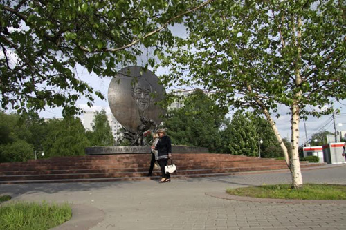Cây Bạch dương bên Tượng đài Bác ở Moskva
