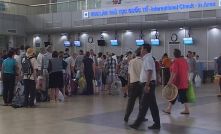 Đình chỉ nhân viên an ninh đánh khách ở sân bay Cam Ranh