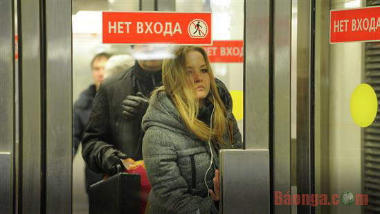 Moskva: Nhắc nhở hành khách giữ cửa khi ra vào ga tàu điện ngầm