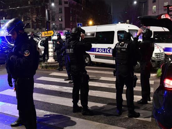 VIDEO: Cướp có vũ trang bắt cóc 7 người làm con tin ở Pháp