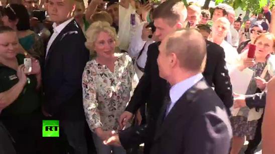 Video: Tổng thống Putin hôn phụ nữ lạ trên phố
