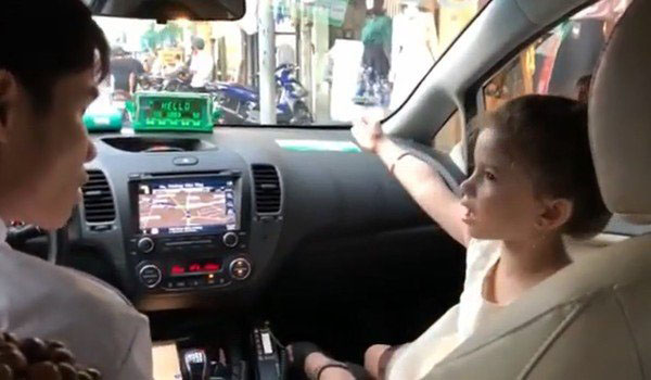 Bé gái Tây làm phiên dịch tiếng Việt cho mẹ với tài xế taxi