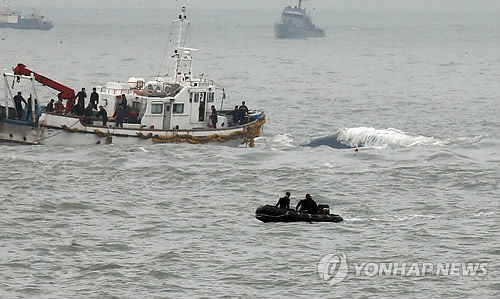 Thợ lặn Hàn Quốc nhìn thấy “thi thể” bên trong phà đắm