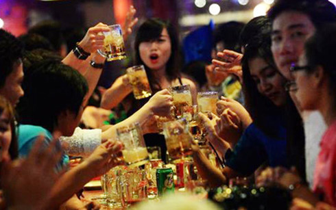 Nắng nóng, người Việt ‘uống bia như uống nước lã’, nên làm gì để thay đổi?
