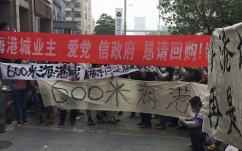 Dân Thiên Tân biểu tình đòi chính phủ bồi thường thiệt hại do vụ nổ