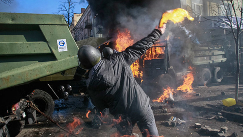 Người Ukraine đổ xô google 'cách chế bom xăng'
